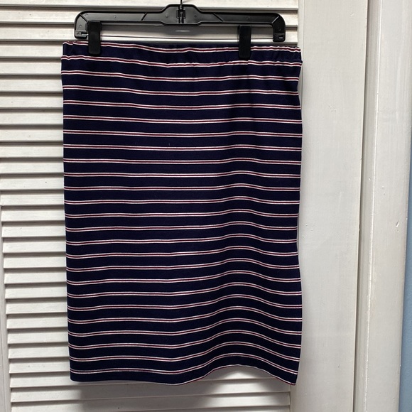 Pull-on Skirt with Slit - Picture 4 of 5